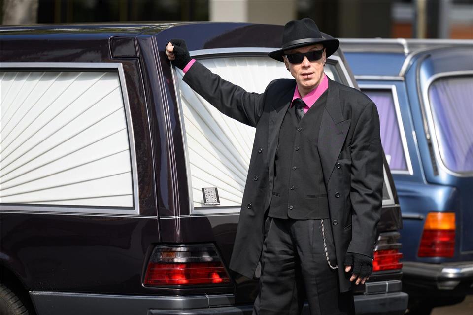 Ein Hobby-Historiker zeigt seinen Leichenwagen.Swen Pförtner/dpa