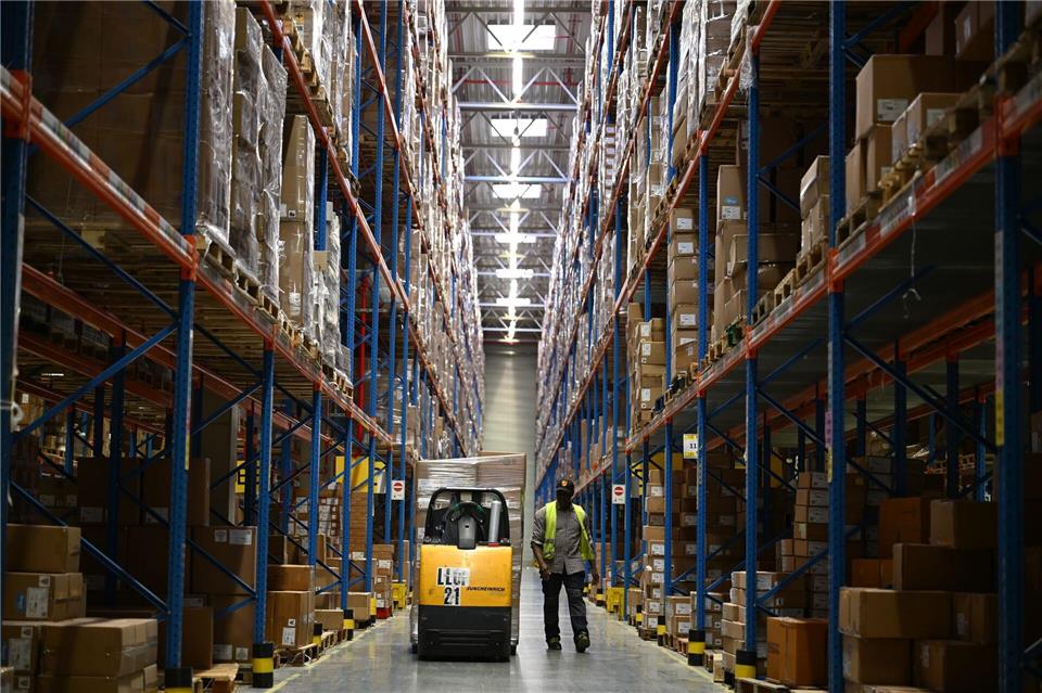 Ein Hochregallager von DHL mit Unmengen an Paketen, die an Einzelhändler in Deutschland geschickt werden. (Archivbild)Wolf von Dewitz/dpa