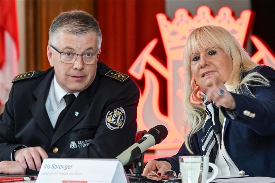 Ein Höchststand bei den Einsatzzahlen sorgt für eine starke Belastung der Feuerwehr in Berlin. Jens Kalaene/dpa