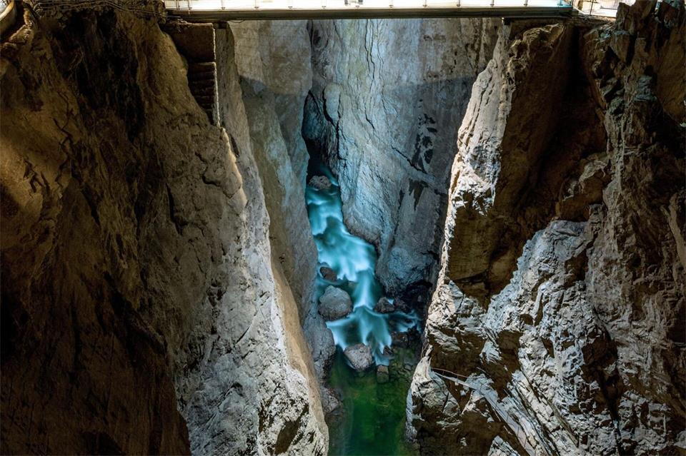 Ein Höhepunkt der Tour: die Brücke über dem Canyon.Borut Lozej/Škocjan Caves Park/dpa-tmn
