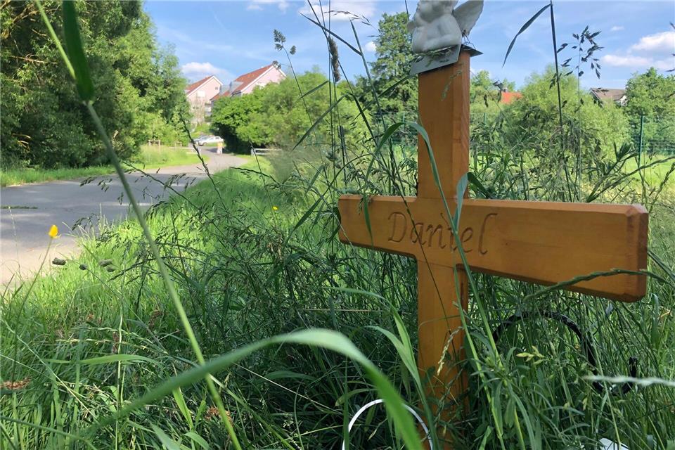 Ein Holzkreuz am Tatort erinnert an den vor fünf Jahren in Bayreuth getöteten 24-jährigen Radfahrer. (Archivbild)Gregor Bauernfeind/dpa