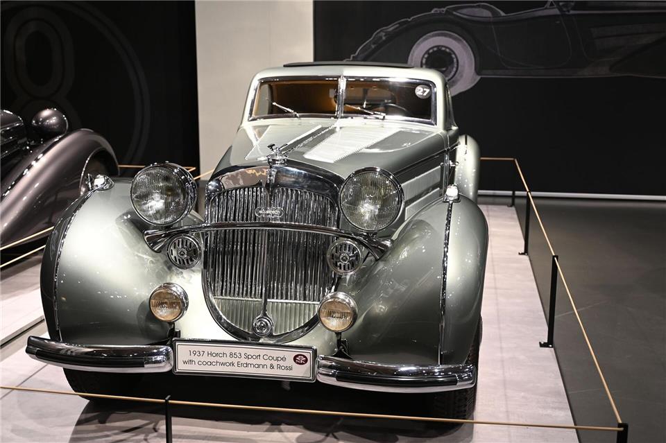 Ein Horch 853 Sport Coupé wird in der Sonderausstellung „100 Jahre Horch 8 - Auf den Spuren eines Mythos“ in Zwickau gezeigt. David Hammersen/dpa