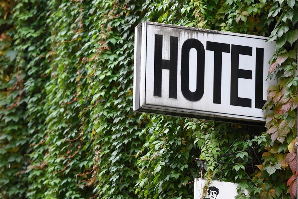 Ein Hotel in der Düsseldorfer Altstadt. (Archivbild)Roberto Pfeil/dpa