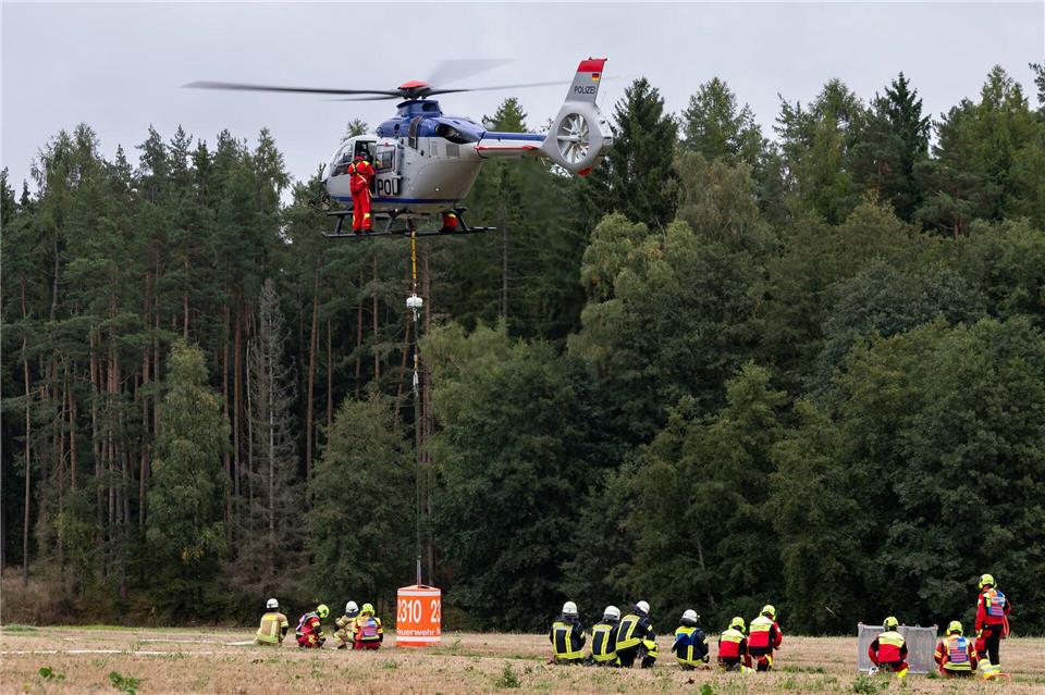 Ein Hubschrauber bei der Übung hebt ab.Daniel Karmann/dpa