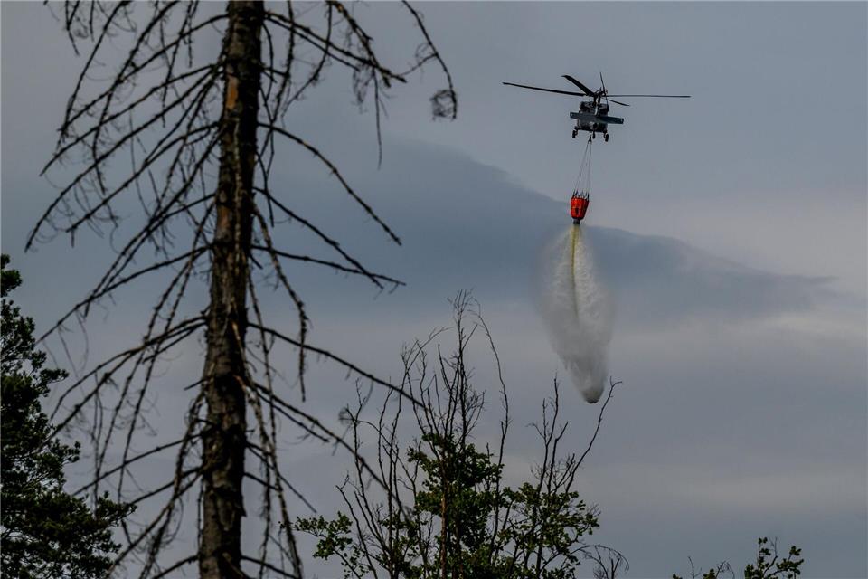 Ein Hubschrauber bekämpft den Waldbrand im Nationalpark Böhmische Schweiz aus der Luft.Hájek Ondøej/CTK/dpa