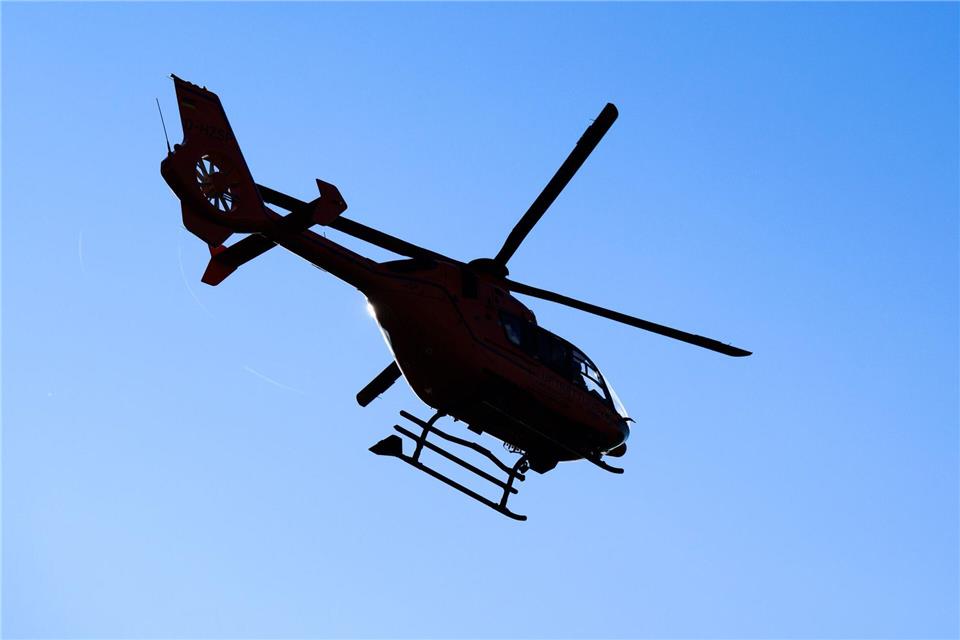Ein Hubschrauber brachte den Mann ins Krankenhaus. (Symbolbild)Julian Stratenschulte/dpa