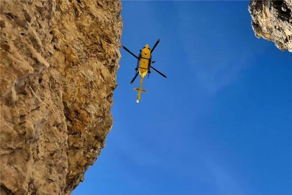 Ein Hubschrauber brachte den verletzten Kletterer aus dem unwegsamen Gelände. (Symbolbild)-/Italienische Bergrettung/dpa