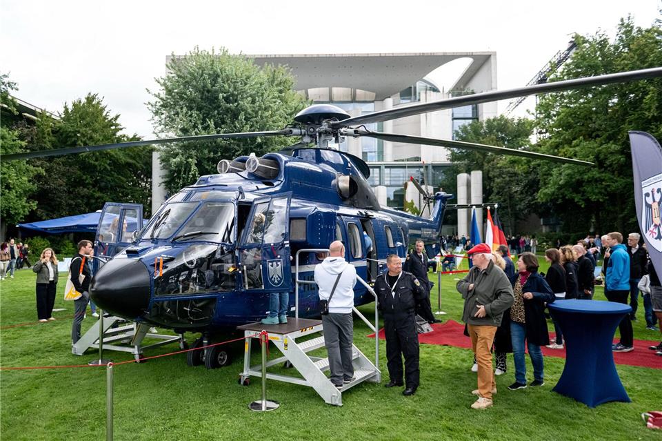 Ein Hubschrauber der Bundespolizei steht am Tag der offenen Tür der neuen Bundesregierung vor dem Kanzleramt.Fabian Sommer/dpa