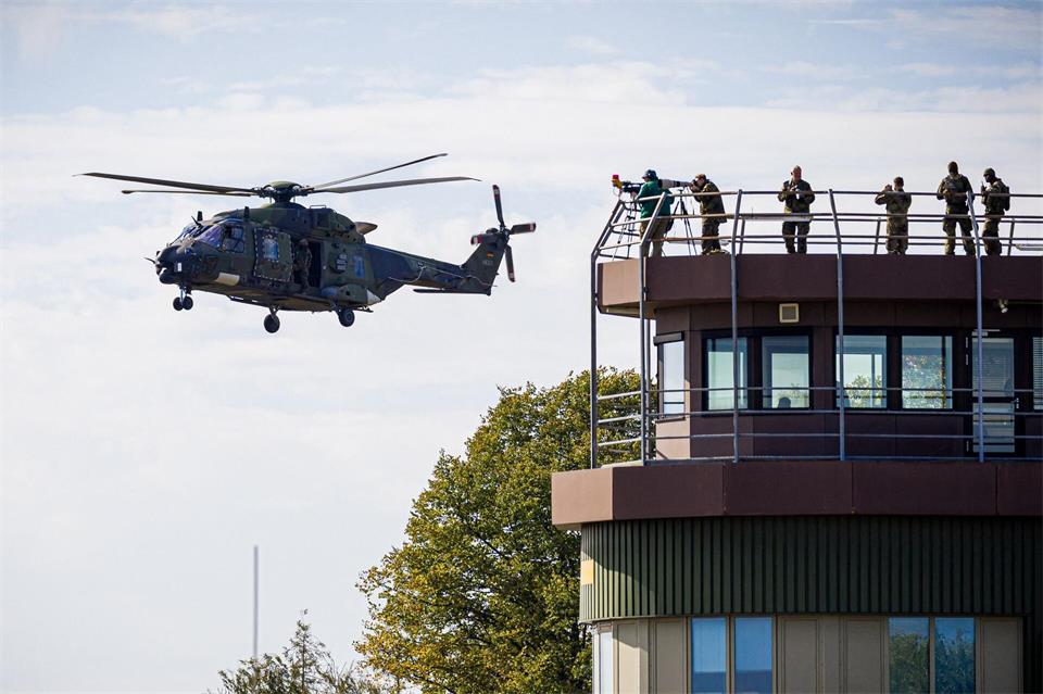 Ein Hubschrauber fliegt bei einer Leistungsschau über den Heeresflugplatz. Moritz Frankenberg/dpa