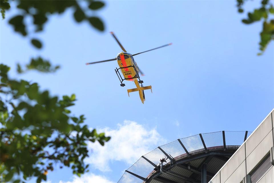 Ein Hubschrauber flog den Verletzten ins Krankenhaus. (Symbolbild)Karl-Josef Hildenbrand/dpa