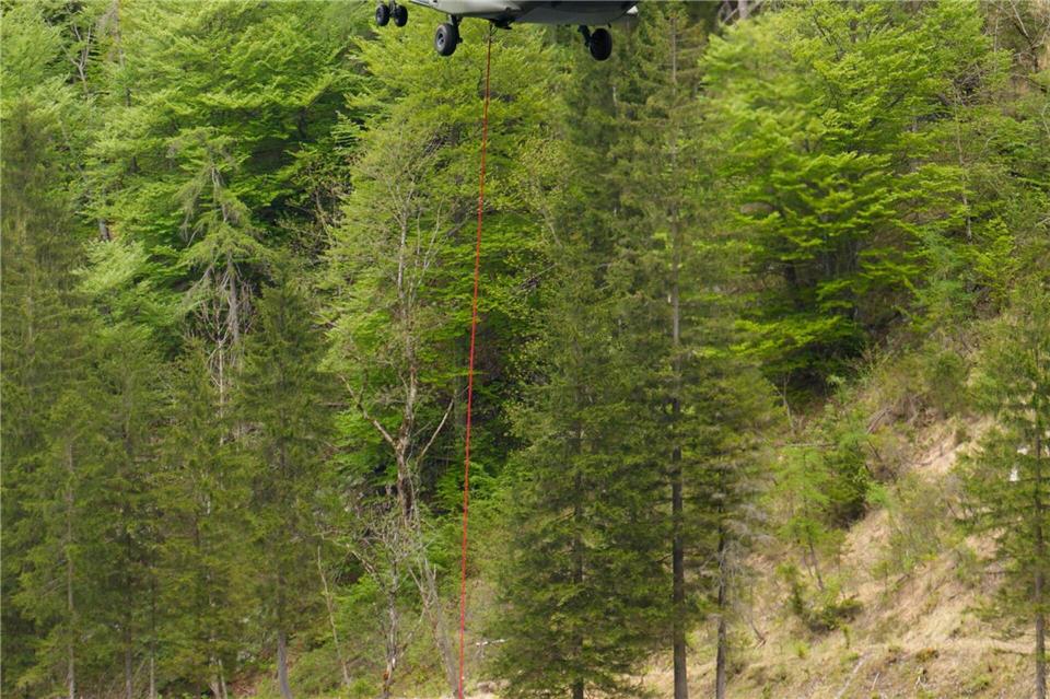 Ein Hubschrauber füllt einen Löschwasserbehälter. Uwe Lein/dpa