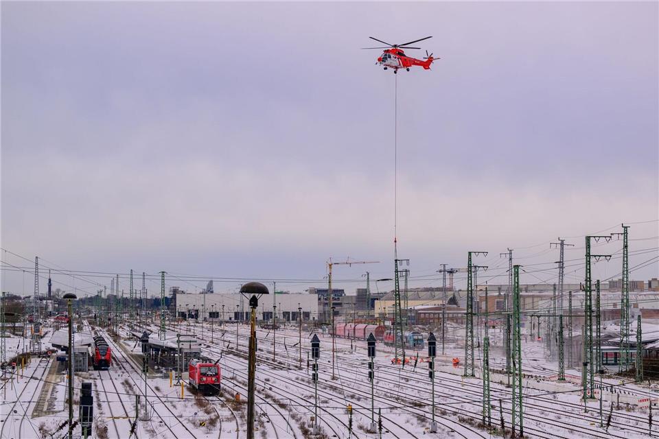 Ein Hubschrauber half bei Bauarbeiten am Cottbuser Bahnhof.Patrick Pleul/dpa