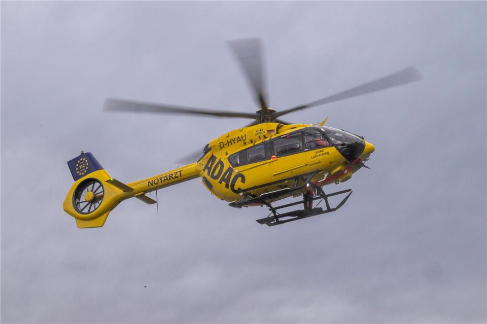 Ein Hubschrauber hat den schwer verletzten Jungen nach dem Hundebiss ins Krankenhaus geflogen. (Symbolbild)Peter Kneffel/dpa