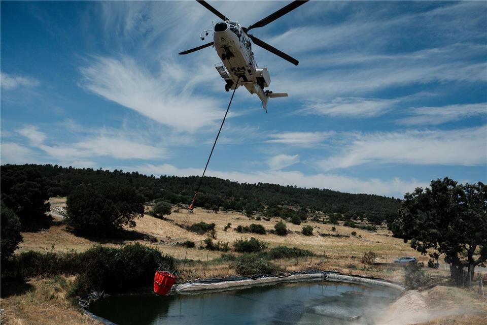 Ein Hubschrauber unterstützt die Löscharbeiten in dem Gebiet von Guadalajara bei Madrid. Mateo Lanzuela/EUROPA PRESS/dpa