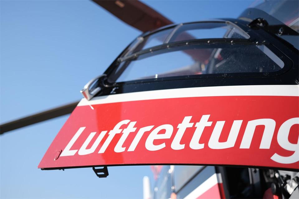 Ein Hubschrauber war an der Unfallstelle im Einsatz. (Symbolbild)Bernd Weißbrod/dpa