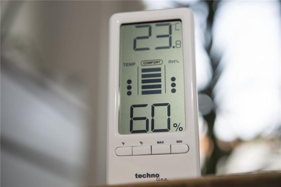 Ein Hygrometer misst in Räumen die relative Luftfeuchtigkeit. Ist diese zu hoch, kann schnell Schimmel entstehen.picture alliance/dpa/dpa-tmn