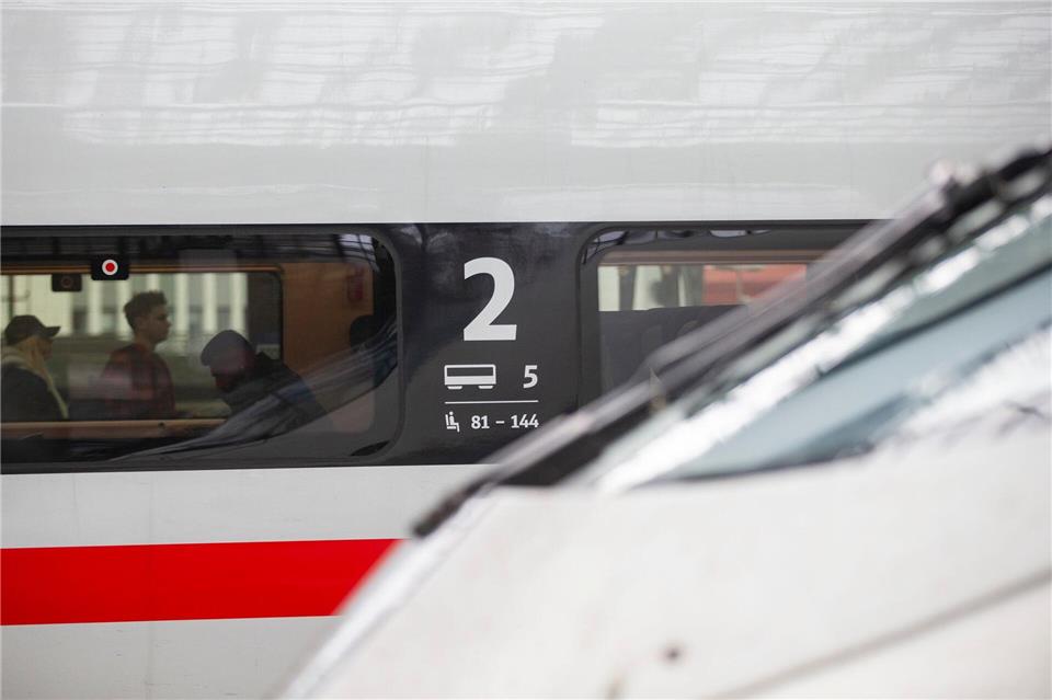 Ein ICE erfasste einen jungen Mann in Leichlingen. (Symbolbild)Thomas Banneyer/dpa