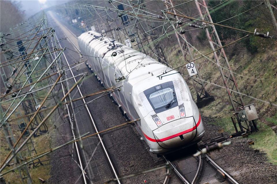 Ein ICE hat in Hamburg-Wilhelmsburg einen Gleisarbeiter erfasst. (Symbolbild)Julian Stratenschulte/dpa