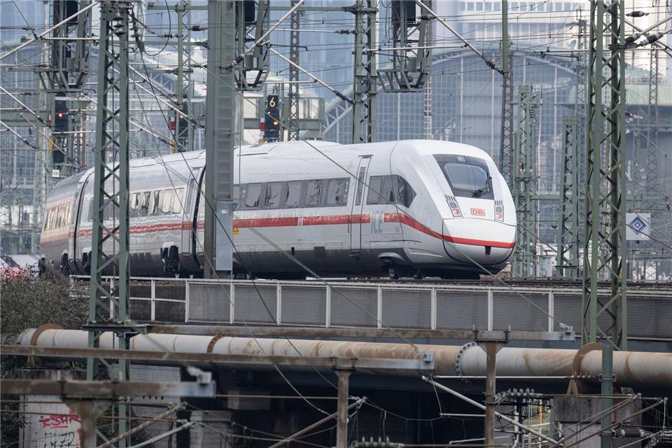 Ein ICE in Richtung Frankfurt Hbf erfasste den Angaben zufolge die beiden Männer. (Symbolbild)Boris Roessler/dpa