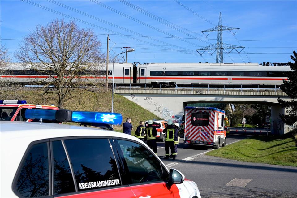 Ein ICE steckte wegen eines Oberleitungsschadens in Sachsen-Anhalt fest. (Symbolbild)Heiko Rebsch/dpa