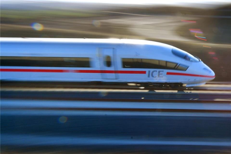 Ein ICE von Berlin nach München legte eine Notbremsung ein - wegen eines Schwarzfahrers. (Symbolbild)Martin Schutt/dpa-Zentralbild/dpa
