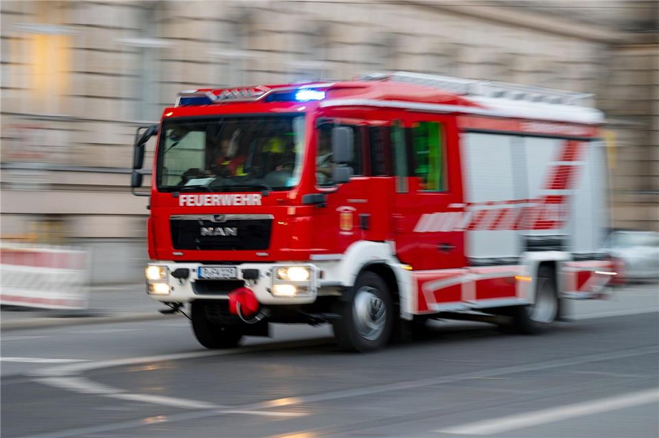 Ein Industriegebäude brennt in Oranienburg. Die Feuerwehr ist im Einsatz. (Symbolbild)Monika Skolimowska/dpa-Zentralbild/dpa