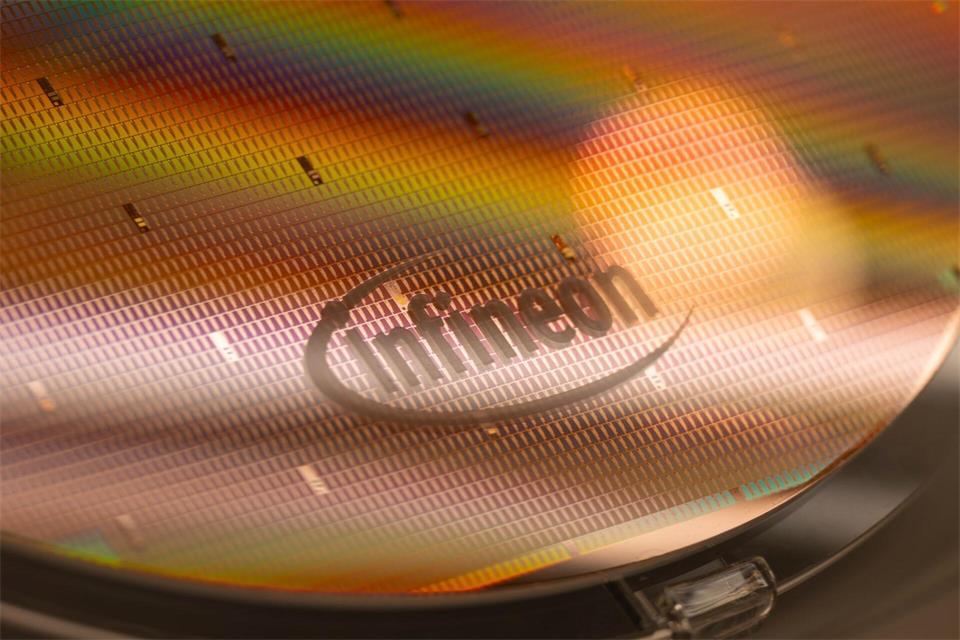 Ein Infineon-Wafer - diese zu zerteilen und weiterzuverarbeiten ist Aufgabe von Backend-Fabriken wie der in Thailand. (Archivbild)Peter Kneffel/dpa
