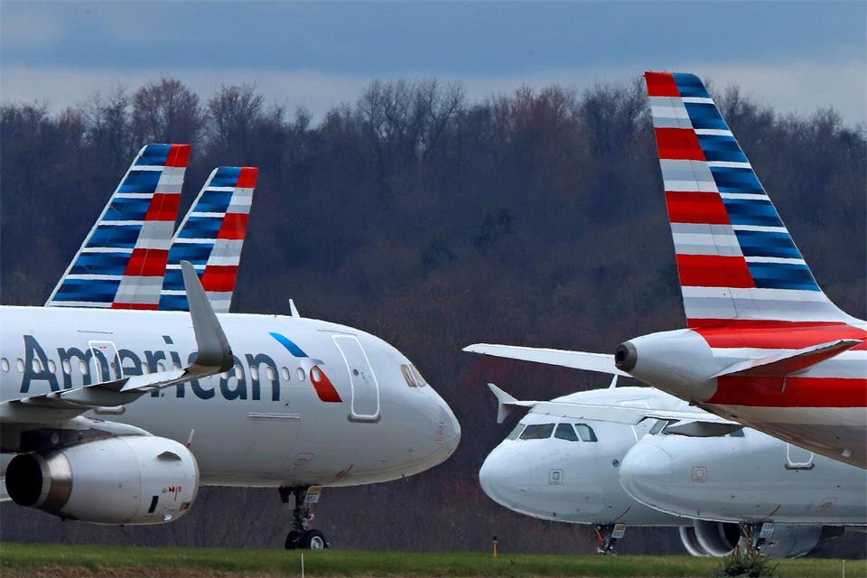 Ein Inlandsflug der US-Gesellschaft American Airlines musste in Baltimore zwischenlanden, um einen randalierenden Passagier von Bord holen zu lassen. (Archivbild).Gene J. Puskar/AP/dpa