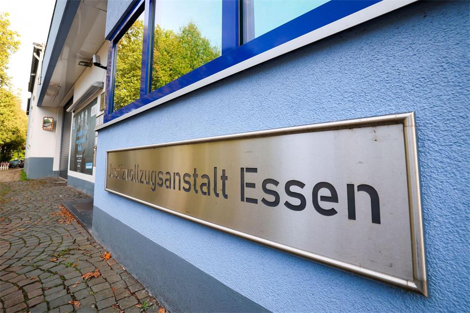 Ein JVA-Bediensteter aus Essen wurde festgenommen - gibt es einen Zusammenhang zu der spektakulären Flucht eines Gefangenen Mitte Oktober? (Archivbild)Christoph Reichwein/dpa