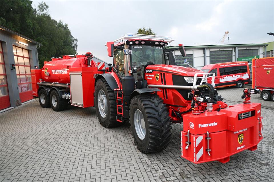 Ein Jahr lang wurde der Feuerwehr-Trecker bei der Wehr in Wiesmoor getestet. Lars Penning/dpa