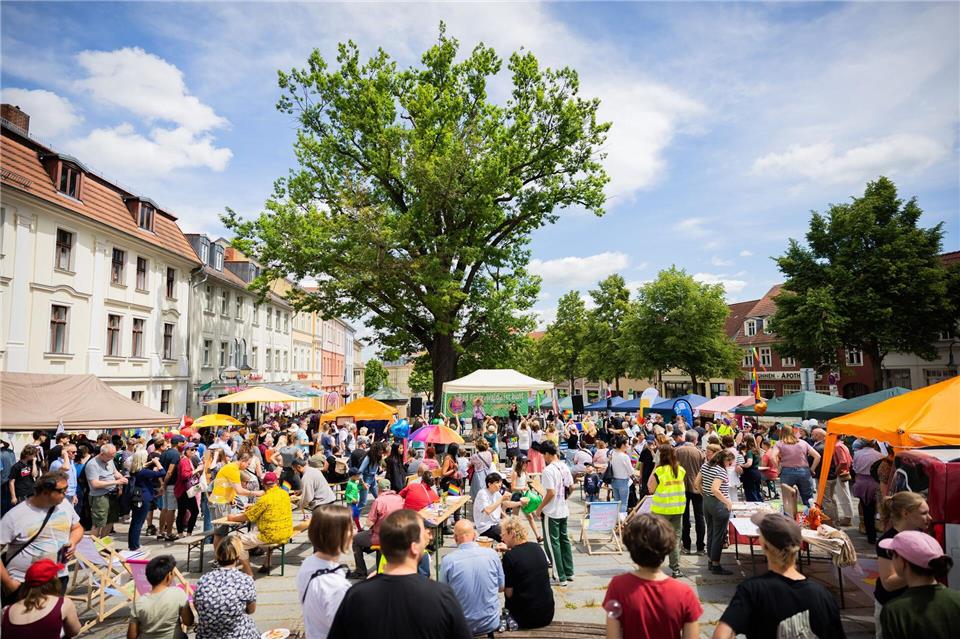 Ein Jahr nach einem Angriff feiern zahlreiche Menschen ein Demokratiefest in Bad Freienwalde.Christoph Soeder/dpa