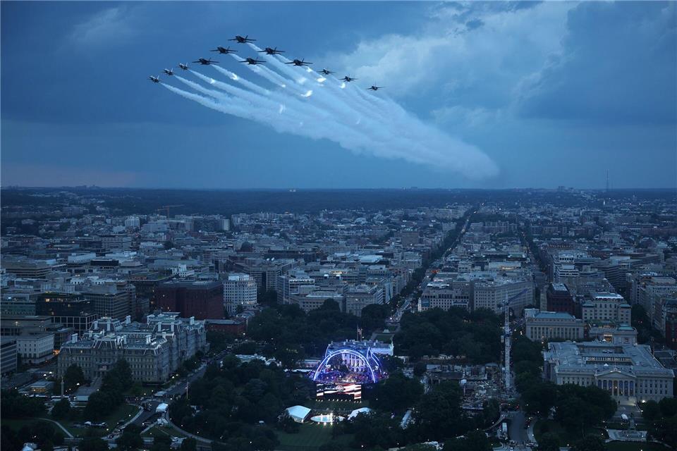 Ein Jet-Überflug ist Teil des Spektakels. Win McNamee/Pool Getty/AP/dpa