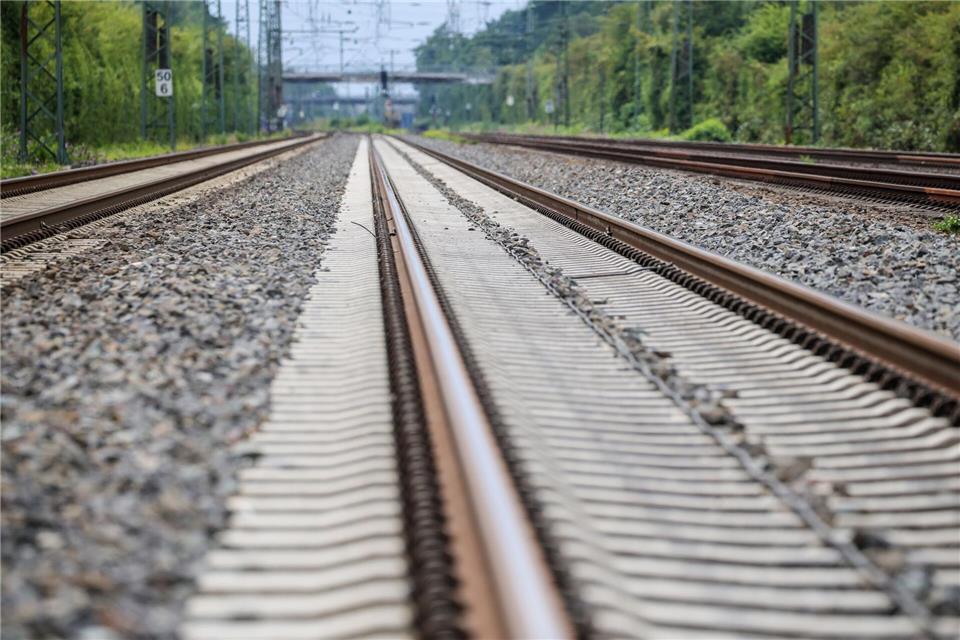 Ein Jogger ist zwischen Dortmund und Bochum über die Bahngleise gelaufen. (Symbolbild)Christoph Reichwein/dpa
