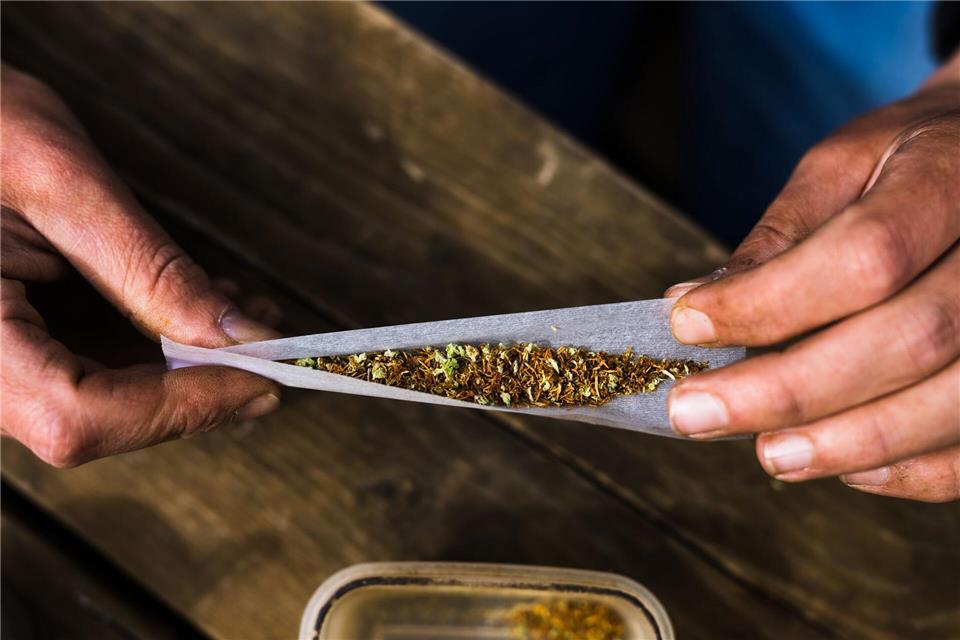 Ein Joint mit Cannabis und Tabak - für die daraus resultierenden möglichen Gefahren bietet die Stadt Wiesbaden in einem Pilotprojekt Tests an. (Symbolbild) Philipp von Ditfurth/dpa