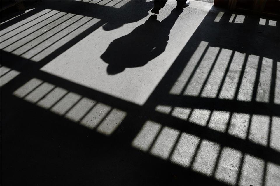 Ein Jugendlicher, der einen Polizisten in Göttingen angeschossen haben soll, sitzt in U-Haft. (Symbolbild)Felix Kästle/dpa