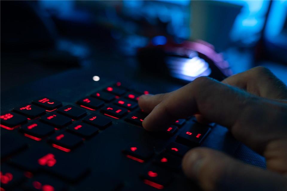 Ein Jugendlicher könnte Teil eines großen Hackerangriffs in Frankreich sein. (Archivbild)Nicolas Armer/dpa