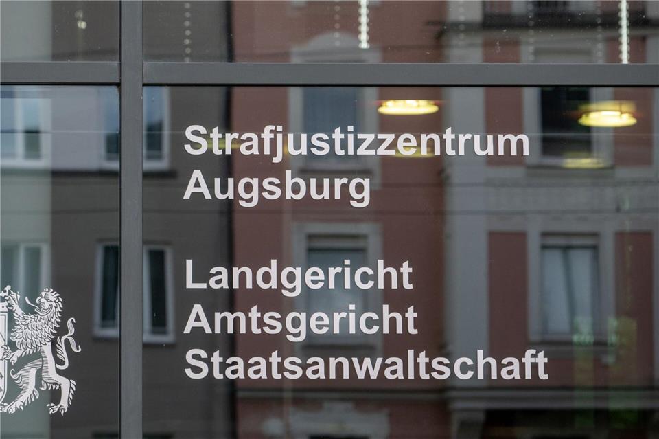 Ein Jugendlicher muss sich wegen eines rassistisch motivierten Mordversuchs vor dem Augsburger Landgericht verantworten. (Symbolbild)Stefan Puchner/dpa