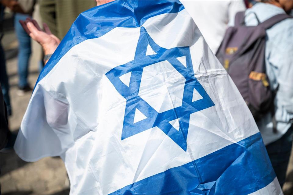 Ein Jugendlicher soll versucht haben, eine israelische Flagge anzuzünden. (Symbolbild)Daniel Vogl/dpa