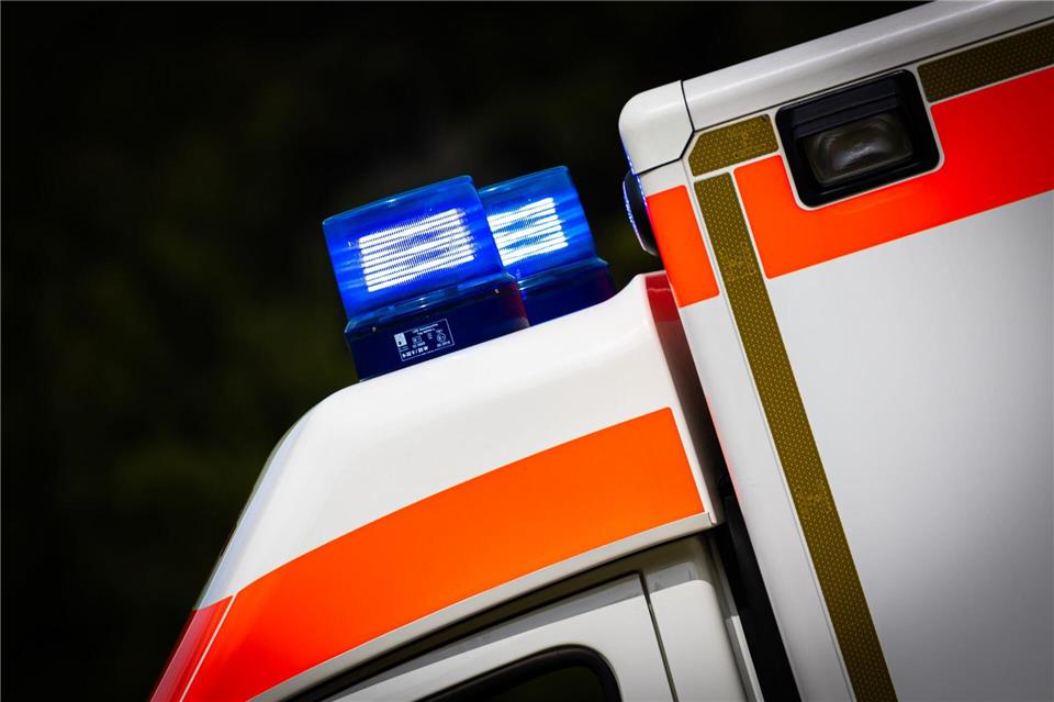 Fünfjähriges Kind stürzt aus Fenster acht Meter in die Tiefe Ein Junge ist aus dem Fenster gefallen und mit dem Rettungswagen in ein Krankenhaus gebracht worden. (Symbolbild)Moritz Frankenberg/dpa