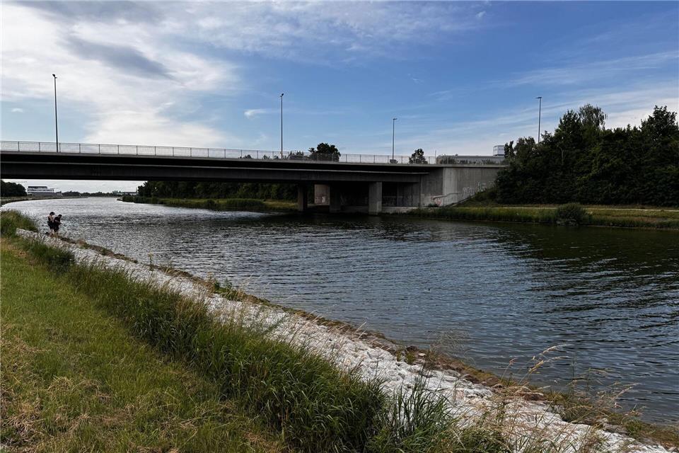 Junge tot in Kanal gefunden - Unglücksfall vermutet Ein Junge ist tot im Main-Donau-Kanal in Nürnberg gefunden worden.Sven Grundmann/NEWS5/dpa