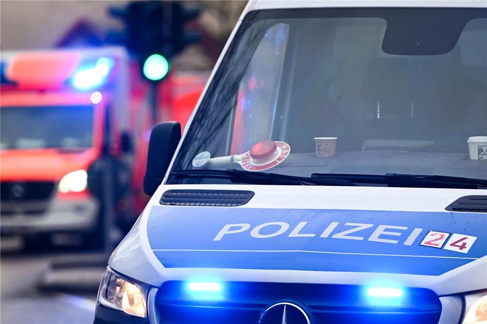 Ein Junge wird beim Überqueren einer Straße von einem Auto angefahren (Symbolfoto).Jens Kalaene/dpa