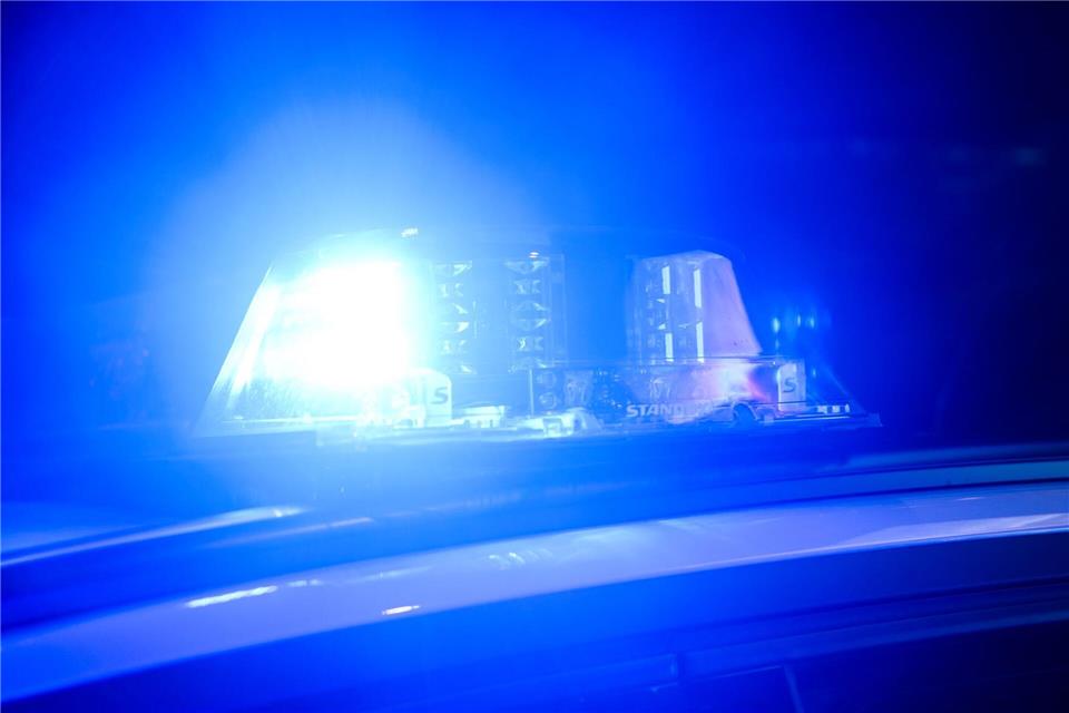 Ein Junge wird in Dörpen auf seinem Hoverboard von einem Auto erfasst und lebensgefährlich verletzt. (Symbolbild)Julian Stratenschulte/dpa