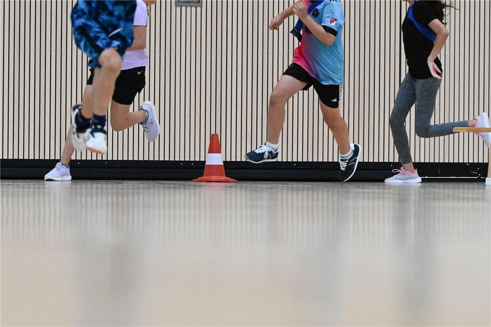 Ein KI-Tool soll die Benotung im Sportunterricht fairer machen. (Symbolbild)Bernd Weißbrod/dpa