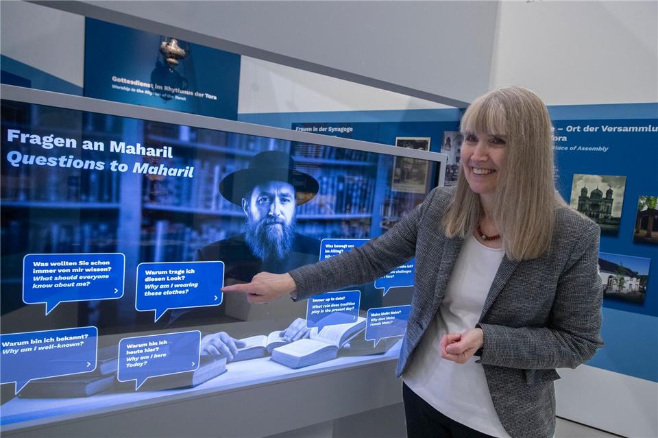Ein KI gesteuerter Avatar eines Rabiners beantwortet Fragen. Helmut Fricke/dpa