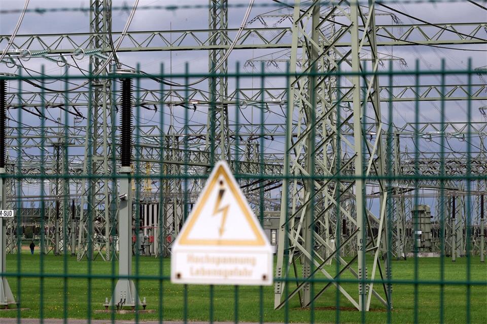 Ein Kabel wurde bei Erdarbeiten an dem Umspannwerk beschädigt. (Symbolbild)Bernd Thissen/dpa