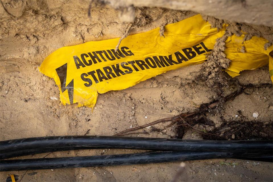 Ein Kabel wurde nach Angaben der Stadt bei Bauarbeiten beschädigt. (Symbolbild)Soeren Stache/dpa
