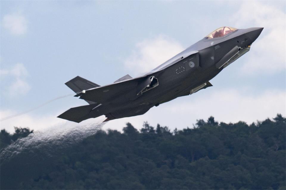 Ein Kampfjet vom Typ F-35 startet in RamsteinBoris Roessler/dpa
