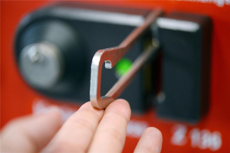 Ein Kastenschluss mit einem Sperrbügel dient der zusätzlichen Sicherung vor Einbruch.Susann Prautsch/dpa-tmn