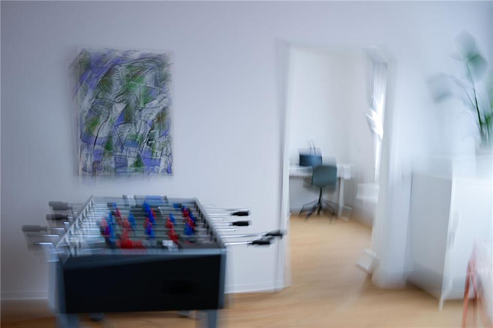 Ein Kicker steht im Frauen- und Kinderschutzhaus in einem Aufenthaltsraum für Jugendliche.Sebastian Christoph Gollnow/dpa