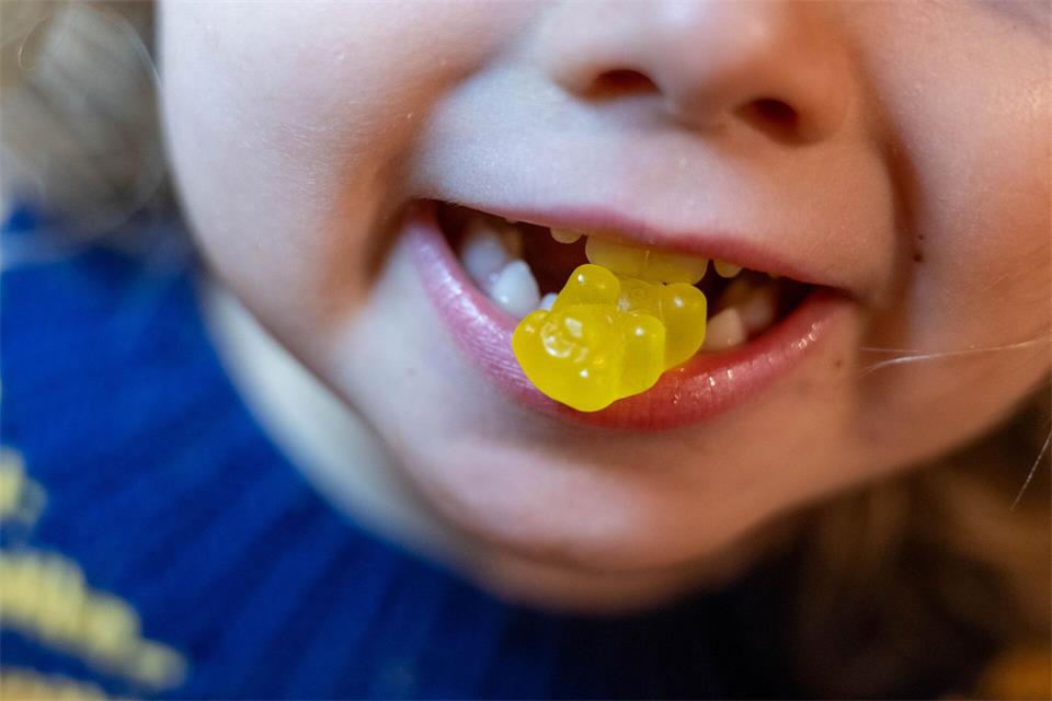 Ein Kind beißt auf ein Kinder-Vitaminbärchen. Viele Hersteller haben längst auch die Jüngsten als Zielgruppe für Vitamine, Mineralstoffe und Pflanzenextrakte erkannt. (Symbolbild)Hendrik Schmidt/dpa